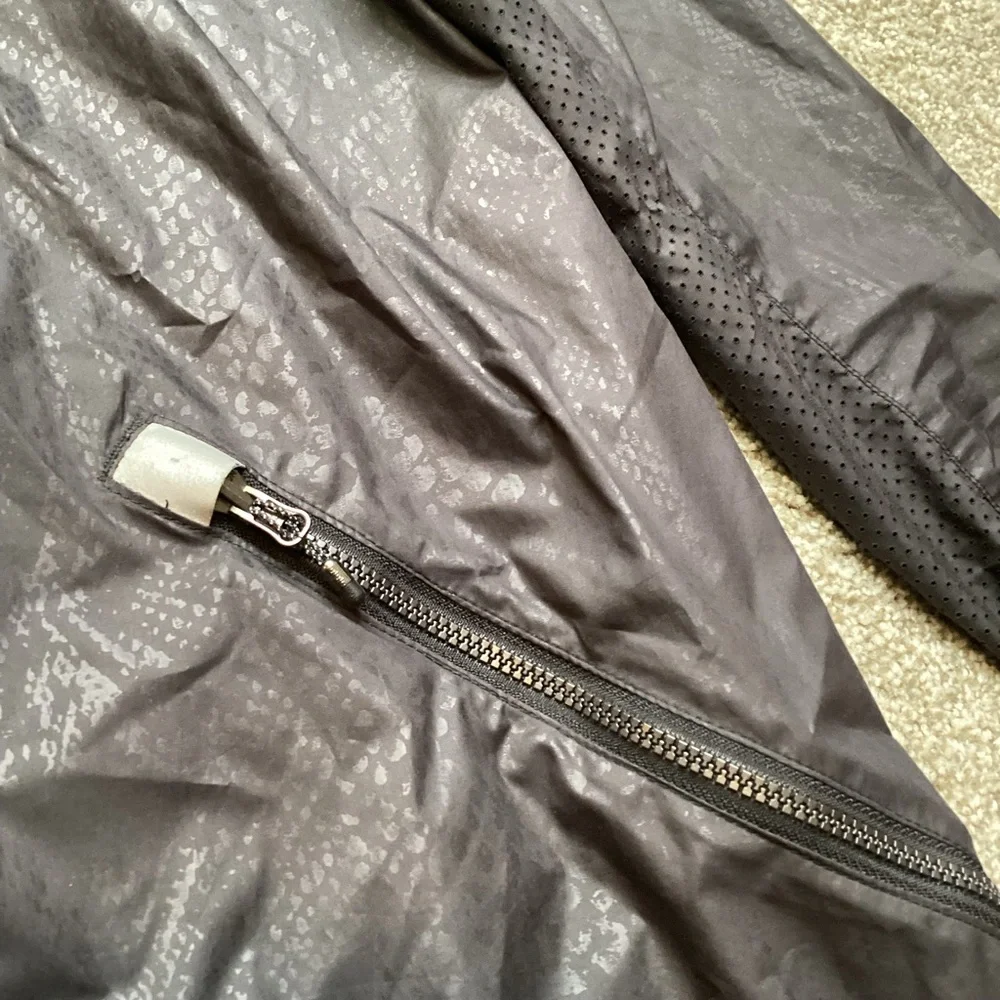 Lululemon Miss Misty Jacket II Desert Snake Embossed Black Rain Coat Hooded XS - Picture 9 of 16